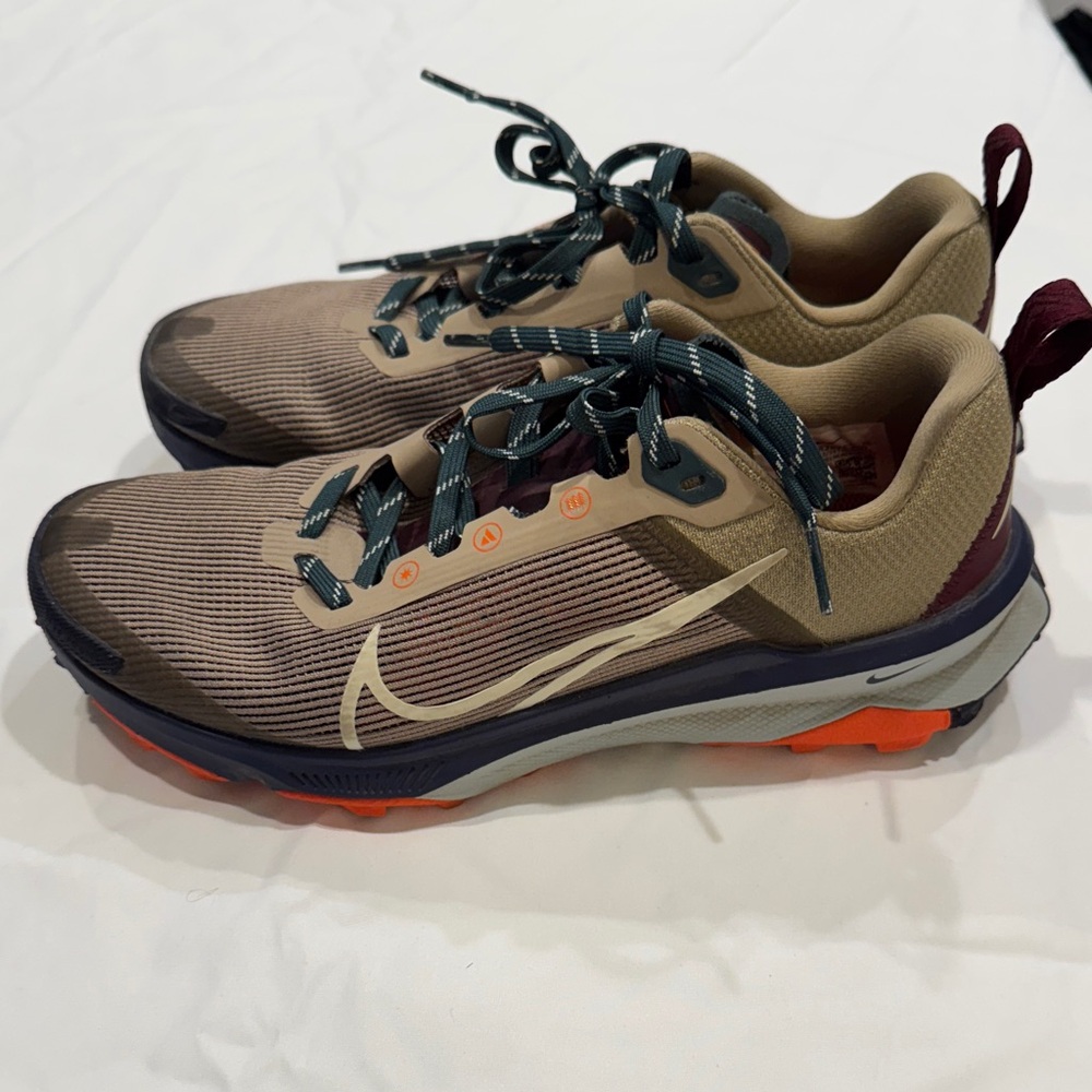 Nike Women's Tan and Black Athletic Shoes